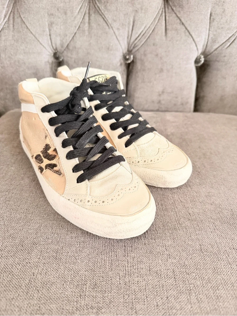 Golden Goose Women's mid-Top Sneakers in beige with Black Laces